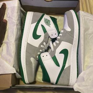 Air Jordan 1 Mid SE White Pine Green Smoke Grey